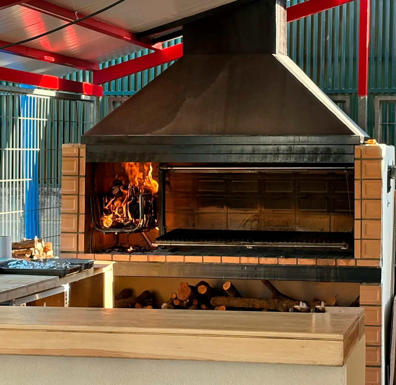 Barbacoa encendida bar restaurante sabor y futbol